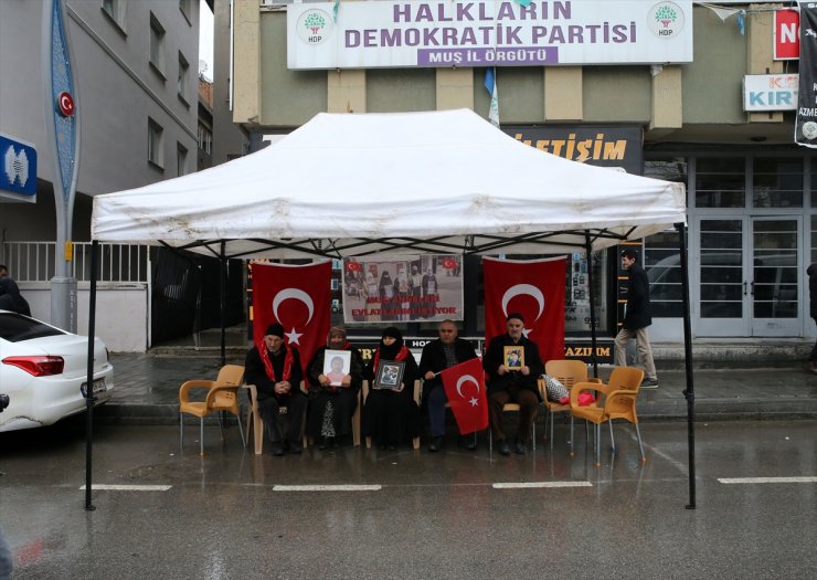 Muşlu aileler çocuklarına kavuşma ümidiyle HDP önündeki eylemlerini sürdürüyor