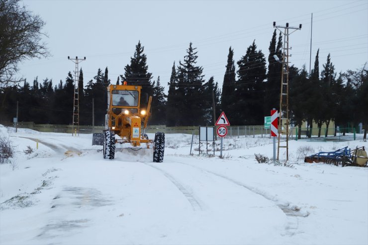 Tekirdağ'da kar yağışı nedeniyle 10 mahalle yolu ulaşıma kapandı