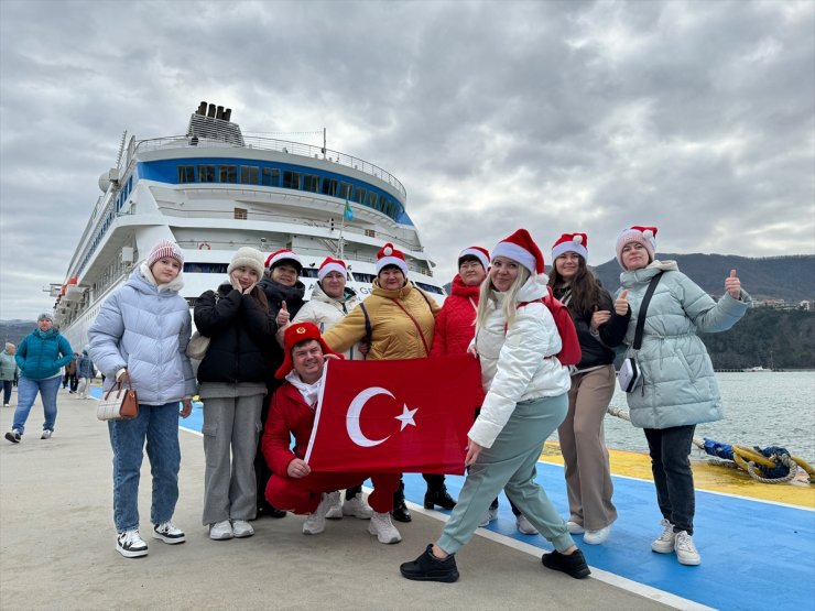 "Astoria Grande" kruvaziyeri, 1022 yolcusuyla Amasra'da demirledi