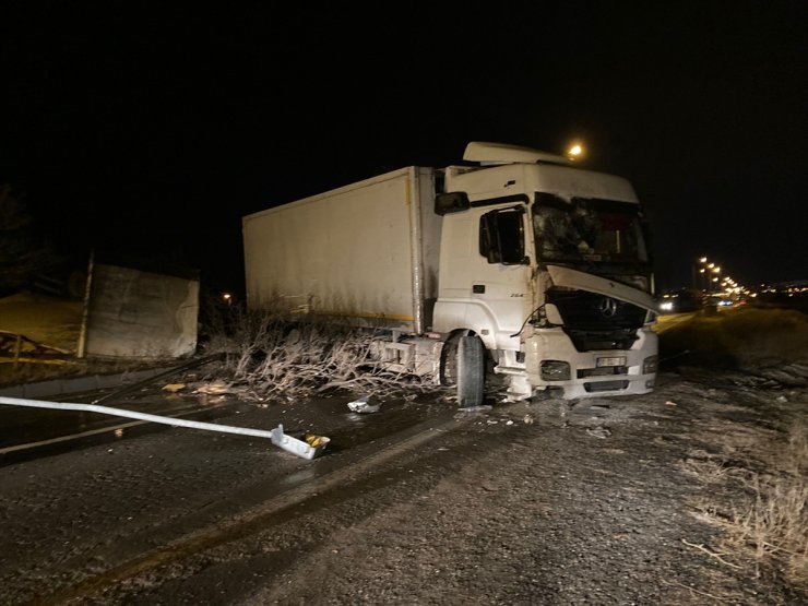 Devrilen kamyon Kayseri-Niğde kara yolunu trafiğe kapattı