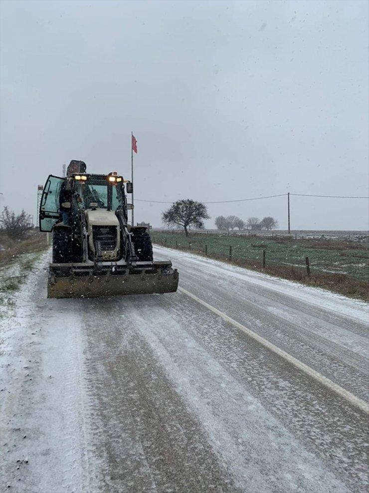 Tekirdağ'da kar nedeniyle kapanan 10 mahalle yolu ulaşıma açıldı