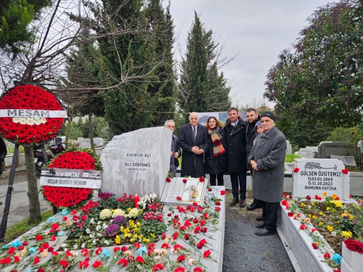 Türk halk müziği sanatçısı Kıvırcık Ali mezarı başında anıldı