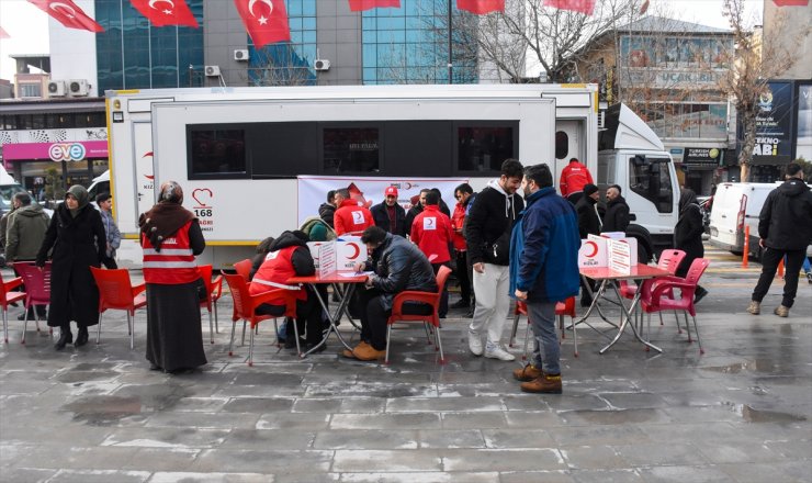 Vanlılar "Birbirimize candan bağlıyız" sloganıyla kan bağışı yaptı