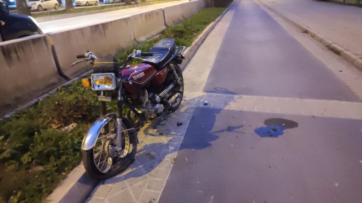 Adana'da beton bariyere çarpan motosikletteki 2 kişi yaralandı