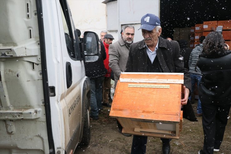 Bayburt'ta arıcılara 2 bin 561 kovan dağıtıldı