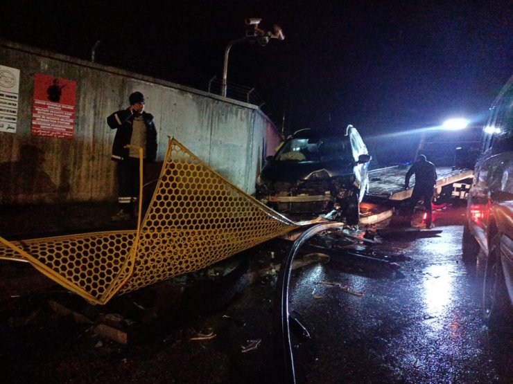 Bingöl'de aydınlatma direğine çarpan otomobildeki 4 kişi yaralandı