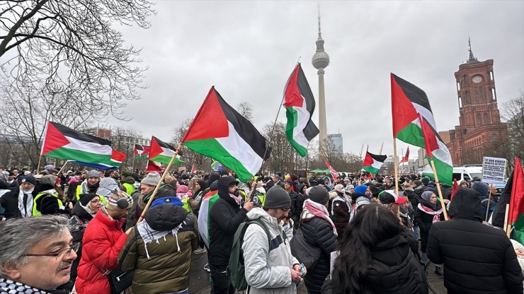 Berlin’de "Savaşı ve saldırganlığı durdurun" sloganıyla Filistin’e destek gösterisi yapıldı