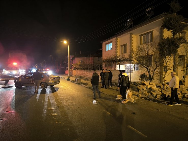 Burdur'da bahçe duvarına çarpan otomobildeki 2 kişi yaralandı