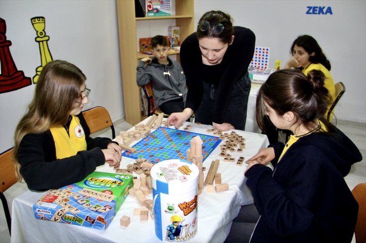 Depremde kaybettikleri arkadaşlarının adını açtıkları akıl ve zeka oyunları sınıfında yaşatıyorlar