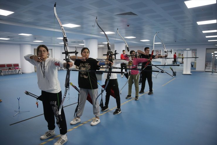 Elazığ'da sporcular Mete Gazoz gibi şampiyon olmanın hedefiyle yay çekiyor