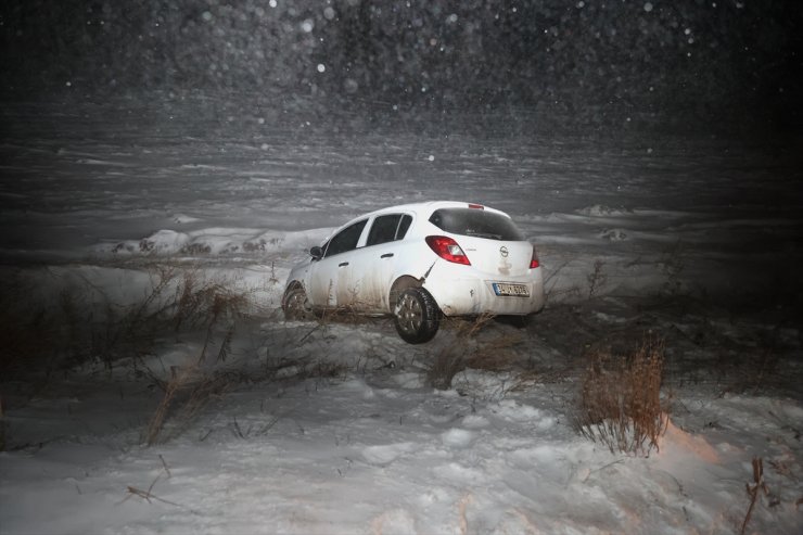 Erzurum'da kar ve tipi nedeniyle yoldan çıkan otomobildeki 2 kişi yaralandı