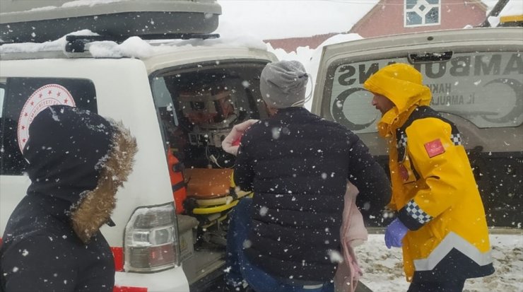 Hakkari'de baygınlık geçiren çocuk ekiplerin çalışmasıyla hastaneye ulaştırıldı