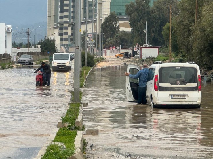 Hatay'da sağanak hayatı olumsuz etkiledi