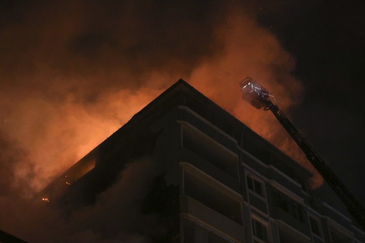 Kağıthane'de bir binanın çatısında başlayıp bitişikteki 2 binaya sıçrayan yangın söndürüldü