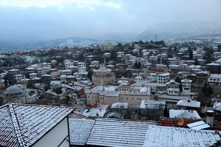 Safranbolu'nun tarihi yapıları karla kaplandı