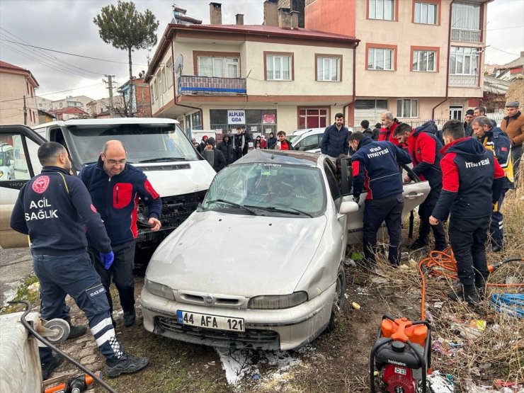 Sivas'ta minibüsle otomobilin çarpıştığı kazada 5 kişi yaralandı