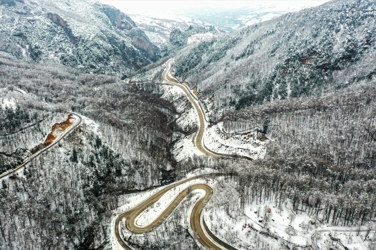 Uludağ'ın yamaçlarındaki kıvrımlı yollar karlı ormanlarla bütünleşti