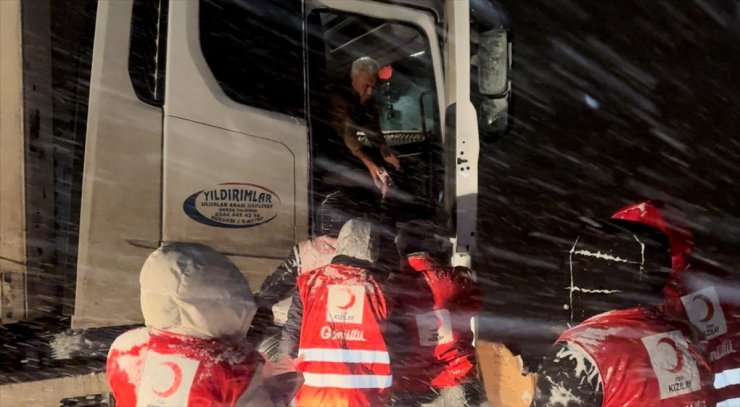 Van'da Kızılay ekipleri yolda kalan sürücülere kumanya dağıttı