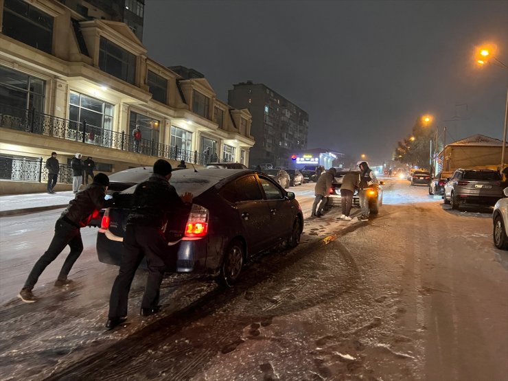 Bakü'de kar yağışı hayatı olumsuz etkiledi