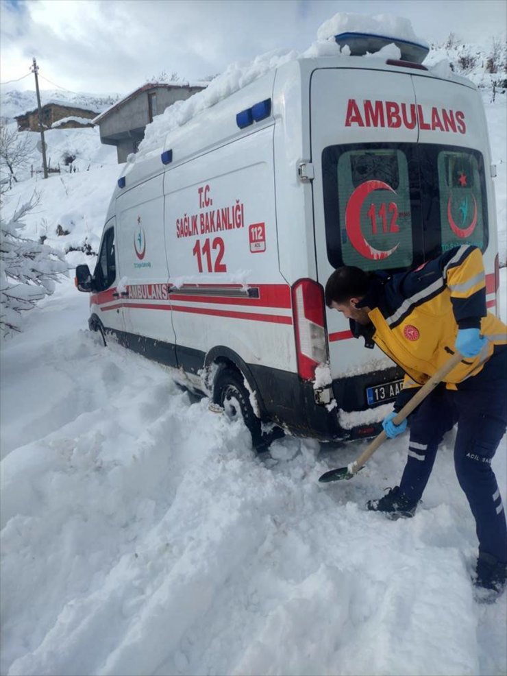 Bitlis'te ulaşımın sağlanamadığı köylerdeki hastaların imdadına ekipler yetişti