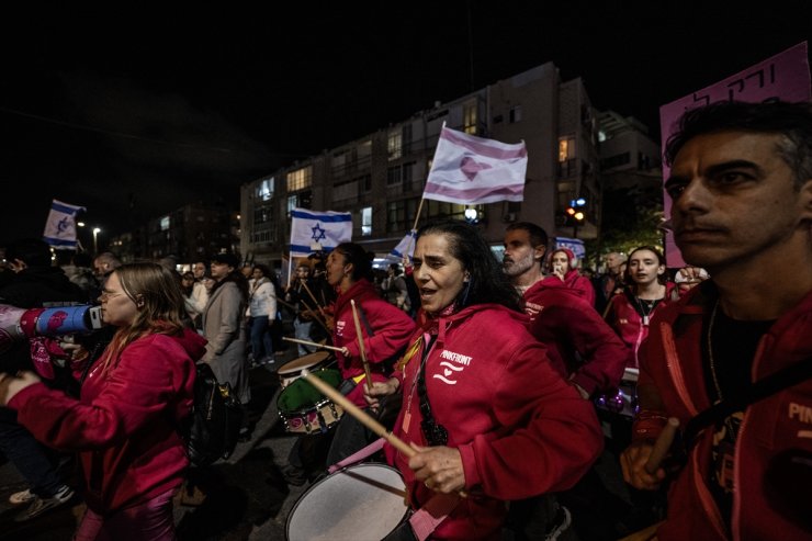 İsrail polisi, Tel Aviv’de yol kesme eylemi yapan Netanyahu karşıtlarına müdahale etti