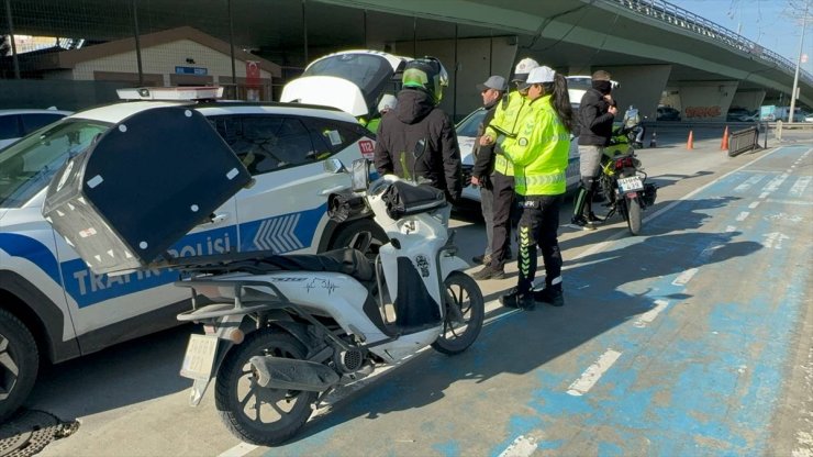 İstanbul'da yaya yollarını kullanan motosiklet sürücülerine para cezası