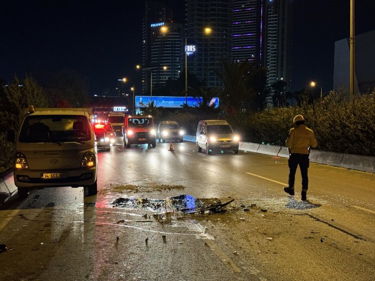 İzmir'de kaza yerini temizleyen kamyona çarpan panelvanın sürücüsü yaralandı