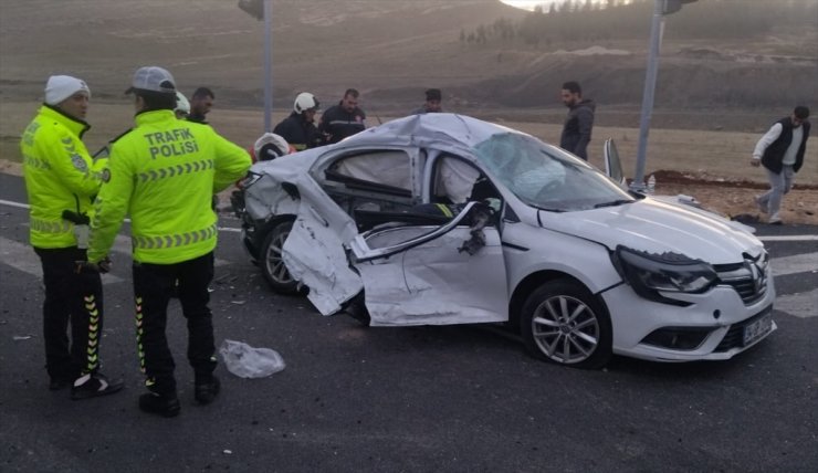 Mardin'de tır ile otomobilin çarpıştığı kazada 1 kişi öldü, 3 kişi yaralandı