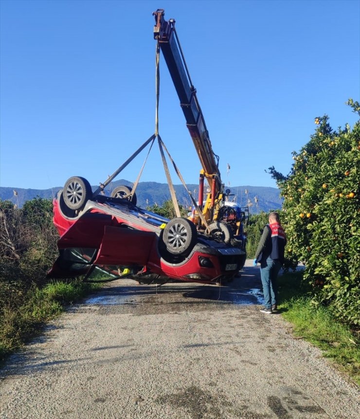 Muğla'da su kanalına devrilen otomobilin sürücüsü öldü