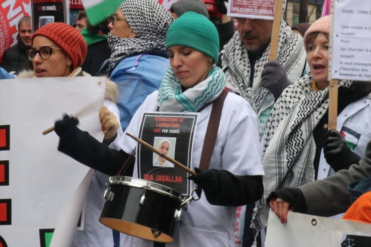 Paris'te soğuk havaya rağmen Gazze'de ateşkes talebiyle gösteri yapıldı