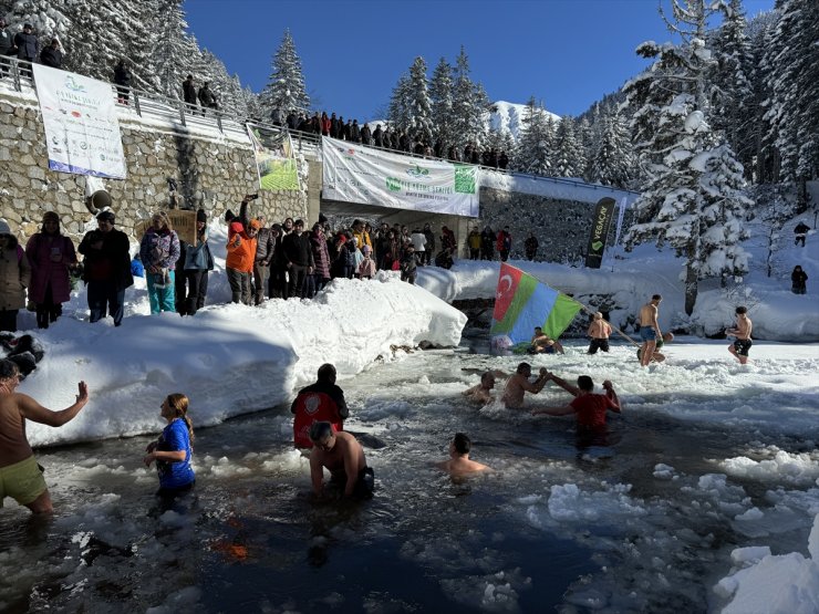 Rize'de 1700 rakımdaki buzlu gölde yüzdüler