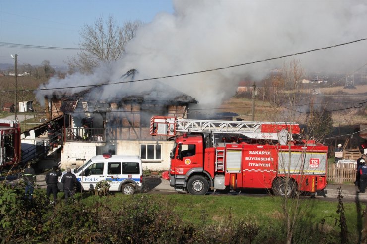 Sakarya'da iki katlı müstakil ev yangında hasar gördü