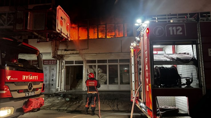 Sakarya'da mobilyacılar çarşısında çıkan yangın hasara yol açtı