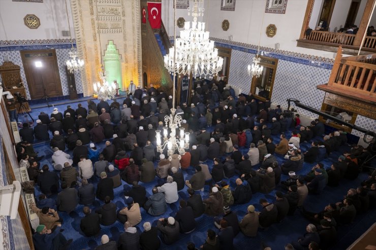 Şehitler için sabah namazında tüm camilerde dua edildi