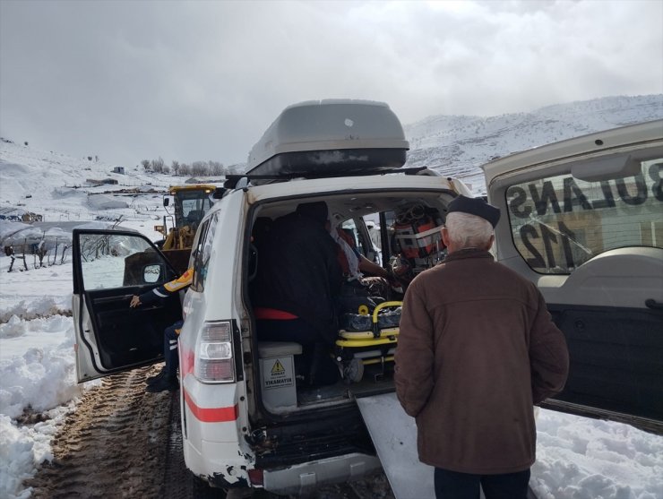 Siirt'te yolu kardan kapanan köyde rahatsızlanan çift ekiplerce hastaneye ulaştırıldı