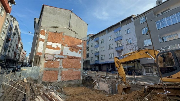 Sultangazi'de bir inşaatın temel kazısı sırasında hasar oluşan iki bina boşaltıldı