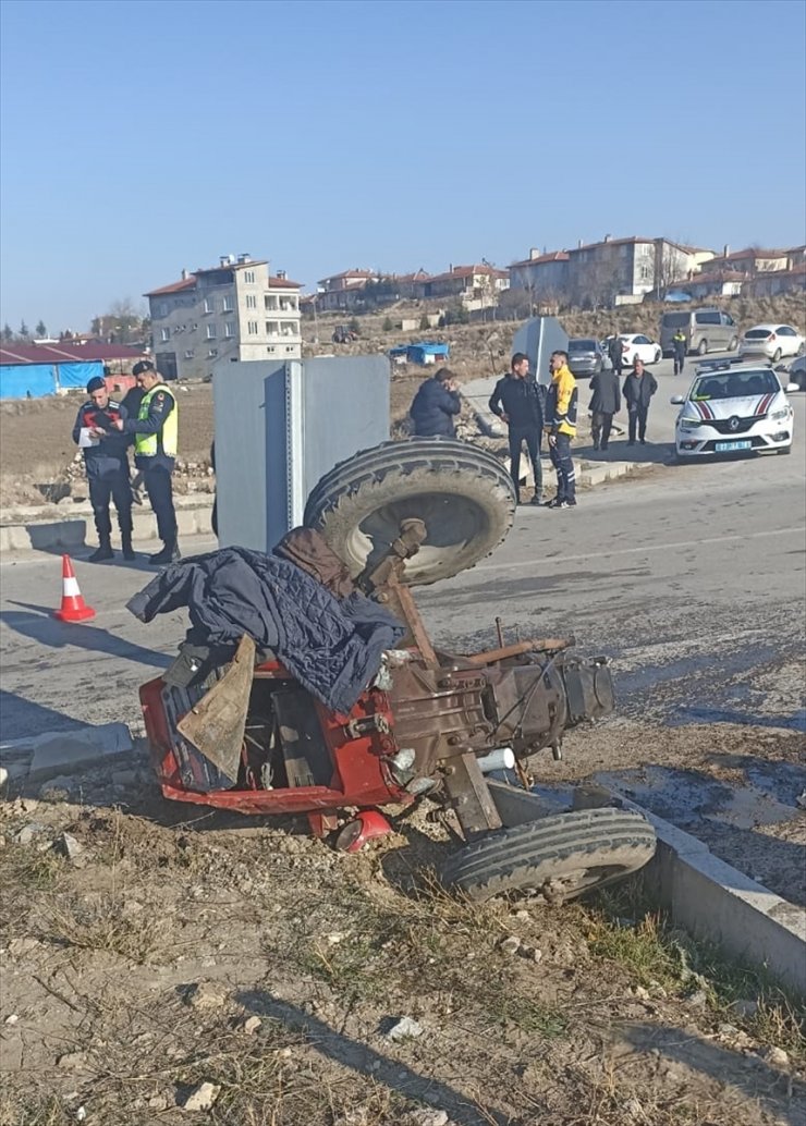 Afyonkarahisar'da otomobil ile traktörün çarpışması sonucu 5 kişi yaralandı