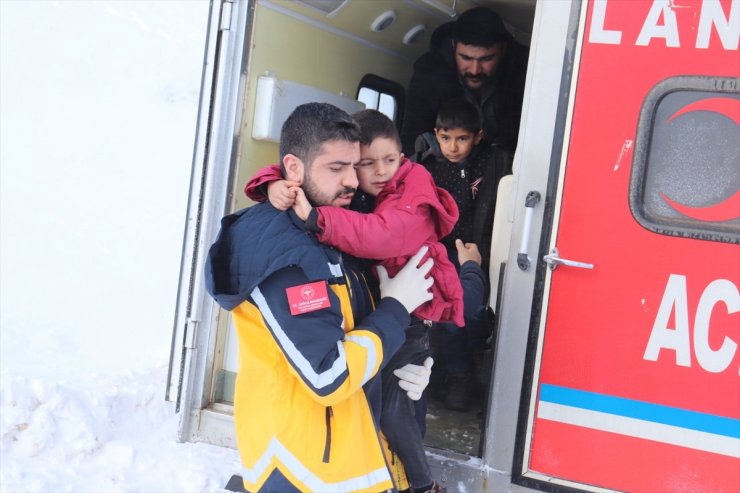 Ağrı'da yolu kardan kapanan mezradaki hasta 4 kardeşe paletli ambulansla ulaşıldı