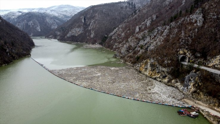 Bosna Hersek'teki Drina Nehri, yüzeyindeki çöp ve plastik atıklarla "ekolojik felaket sinyali" veriyor