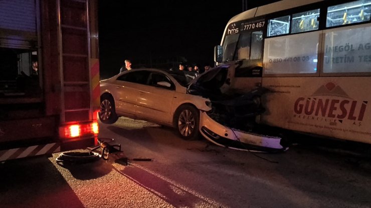 Bursa'da halk otobüsü ile otomobilin karıştığı kazada 8 kişi yaralandı