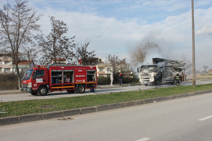 Çanakkale'de seyir halindeki beton mikseri alev aldı