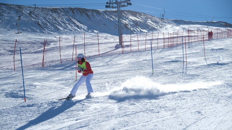 Erzincan'da 524 sporcunun katılımıyla Alp disiplini eleme yarışları başladı