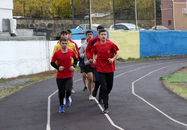 İşitme engelli atlet, dünya şampiyonluğu için her gün 10 kilometre koşuyor