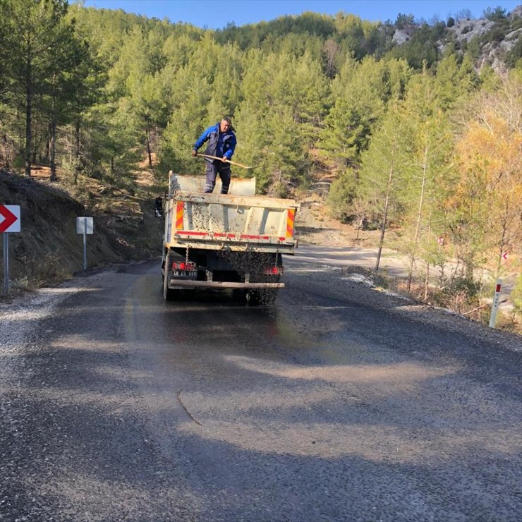 Muğla'da kar yağışı ve buzlanma nedeniyle ekipler çalışma yaptı