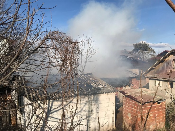 Sakarya'da çıkan yangında atölye ve ev hasar gördü