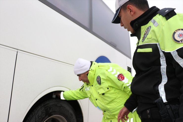 Bolu'da yolcu otobüslerine yönelik zorunlu kış lastiği uygulaması yapıldı