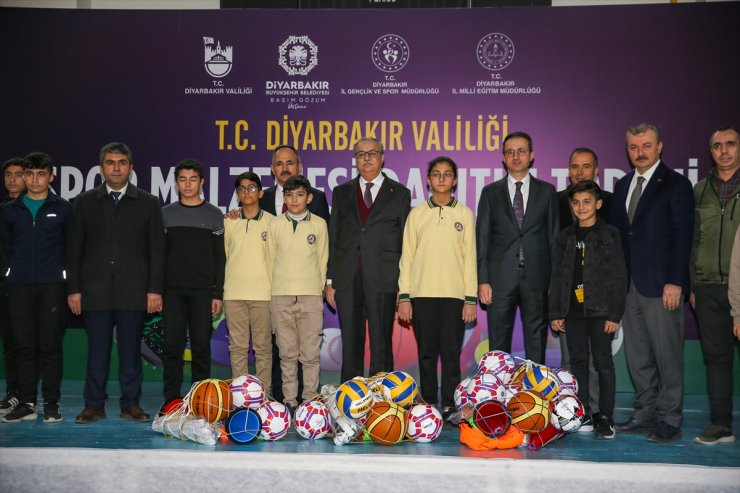 Diyarbakır'da 250 okula spor malzemesi dağıtıldı