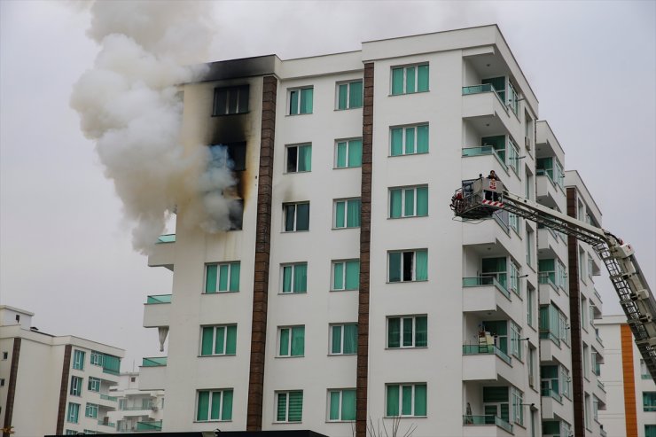 Diyarbakır'da 8 katlı binada çıkan yangın söndürüldü