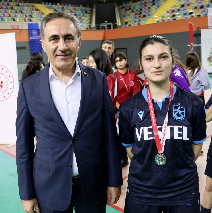 Futbolcu Selin, beynindeki damar yumağından kurtulup sahalara döndü