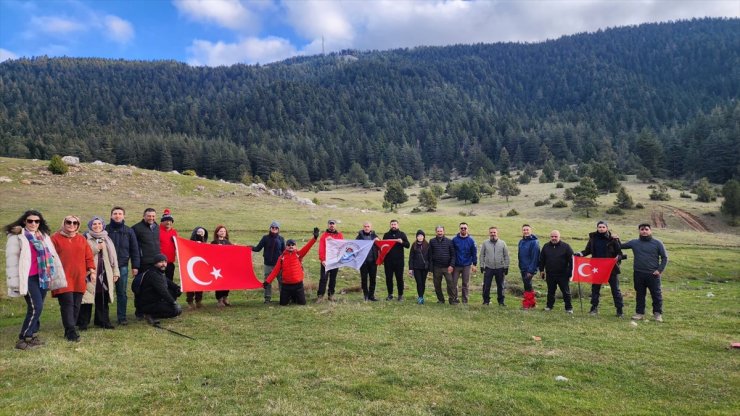 Gaziantepli dağcılar şehitler için Başkonuş Yaylası'nın zirvesine Türk bayrağı astı